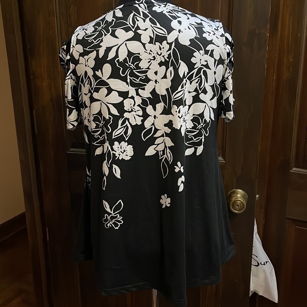 Black and white open shoulder 1/4 zip top - Picture 4 of 6